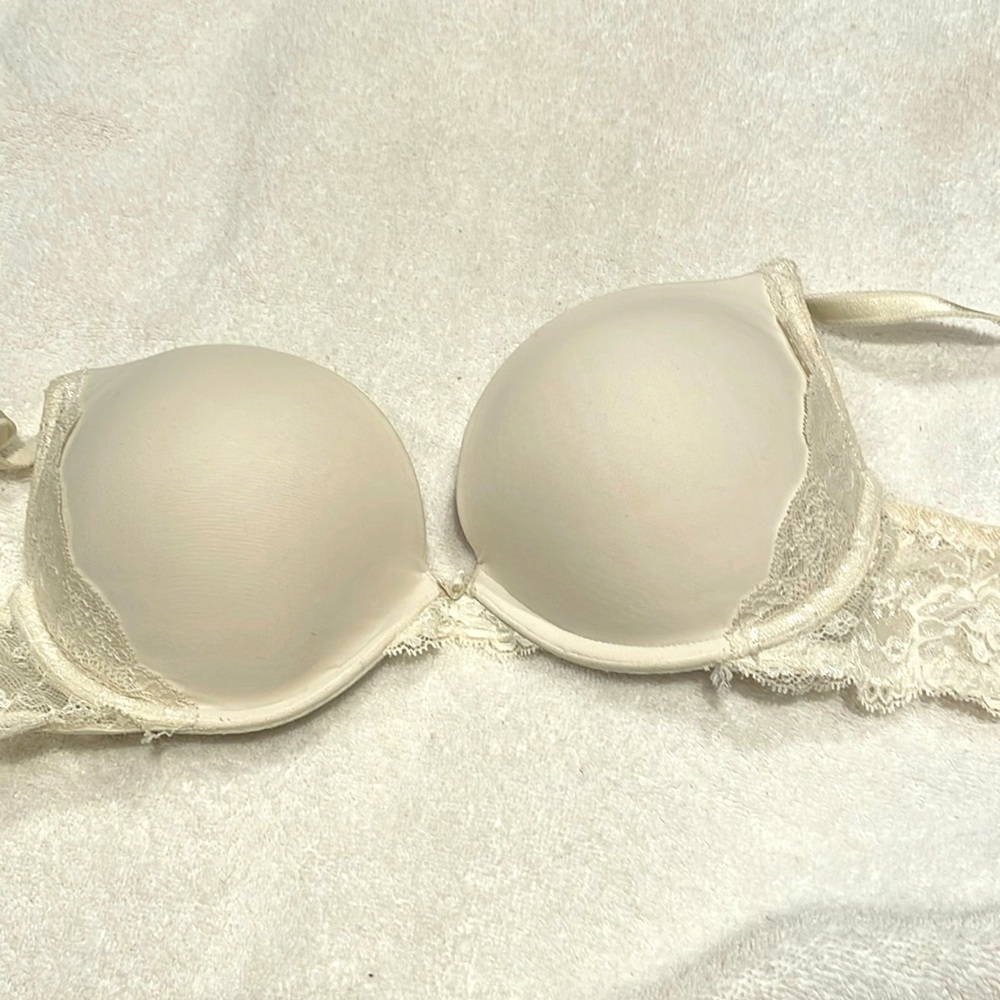 White women’s Victoria’s Secret bra 34D